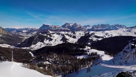 Ein-Blick-auf-die-schneebedeckten-Alpengipfel.-Panorama-der-Region-Resort,-Skifahren