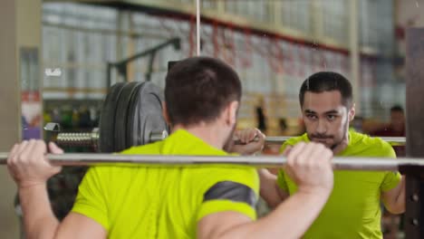 Hombre-discapacitado-entrenamiento-con-barra