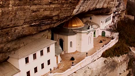 Monasterio-de-la-Santa-Anunciación-Mangupsky.-El-templo-dentro-de-la-cueva.-Fortaleza-medieval-Mangup-Kale.-Reserva-Histórica-y-Cultural-Estatal-de-Bakhchisarai.-Crimea.-Ucrania