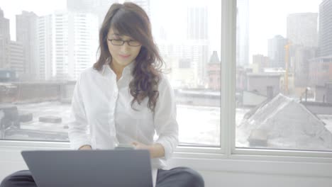 interior-casa-de-mujer-árabe-con-tecnología-móvil-de-redes-sociales-feliz-relajada