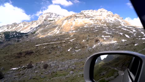 Blick-aus-dem-Seitenfenster-des-Autos