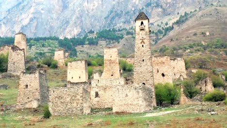 Vista-Torres-y-torres-defensivas-del-Cáucaso-del-norte.-Históricos-monumentales-edificios-medievales-en-las-montañas