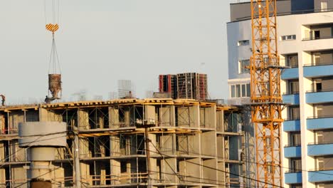 Gießen-von-Beton-in-einem-neu-gebauten-Haus