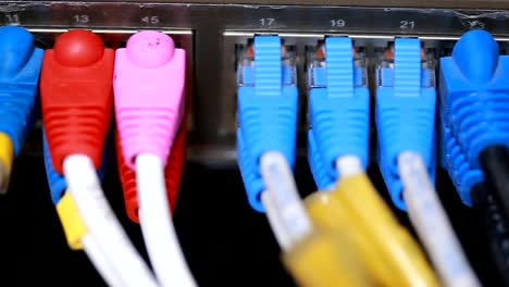 Technologie-Zentrum-Netzwerk-Serverraum-mit-Netzwerk-Kabel.