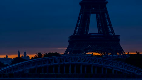 Eiffelturm-Sonnenaufgang-Zeitraffer-mit-Booten-am-Seineufer-und-in-Paris,-Frankreich