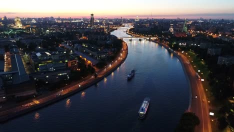 La-gran-ciudad-y-el-río-al-atardecer-en-el-verano.