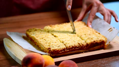 Hausgemachte-Pfirsich-Torte.-Mädchen-in-der-Küche-geschnitten-Pfirsich-Torte