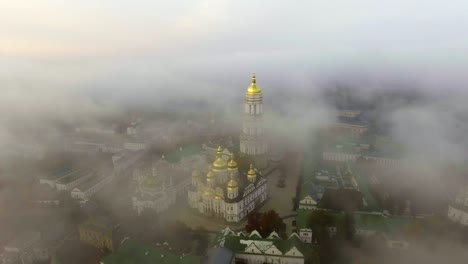 Encuesta-aérea.-Museo-Kiev-Pechersk-Lavra.-Salida-del-sol-sobre-el-monasterio.-La-ciudad-de-Kiev-Ucrania.-Paisaje-de-la-ciudad-a-vista-de-pájaro.