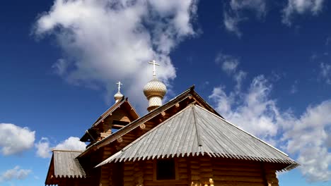 Iglesia-ortodoxa-de-madera-moderna-en-Moscú,-Rusia