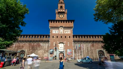 Entrada-principal-al-castillo-de-Sforza---hyperlapse-timelapse-de-Castello-Sforzesco,-Milán,-Italia