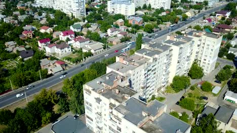 Blick-von-der-Höhe-auf-der-viel-befahrenen-Straße-der-Stadt-mit-einer-Vielzahl-von-verschiedenen-Autos-und-auf-dem-Dach-des-mehrstöckigen-Gebäuden.