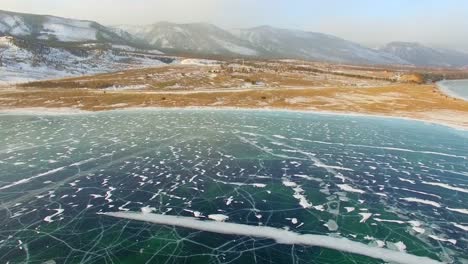 4-K.-Antenne-Umfrage-aus-der-Luft.-Winter.-Der-Baikalsee.-Kleines-Meer.