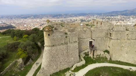 Quadrocopter-volando-alrededor-de-la-antigua-fortaleza-de-Menton,-tiro-vistas