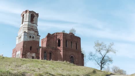 Einsame-alte-verlassene-Kirche-in-der-Herbst-Landschaft.-Video.-Verlassenes-Haus-in-Landschaft.-Verlassene-Gebäude