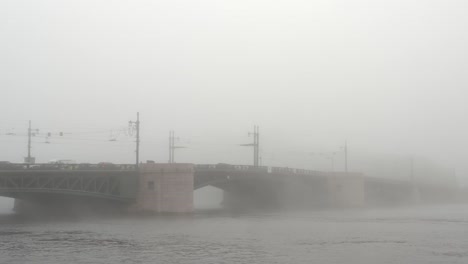 Nebel:-Schlossbrücke-und-die-Newa---St.-Petersburg,-Russland