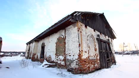 Eine-alte-verlassene-Kirche-im-Dorf