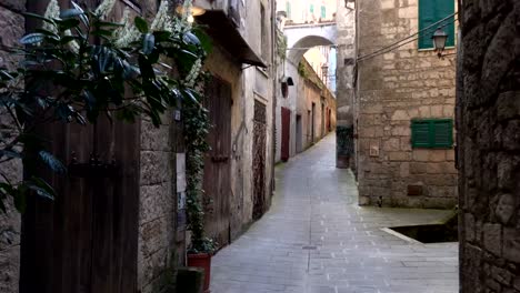 vista-de-vacío-viejo-Italiano-en-la-calle-de-la-ciudad-pequeña