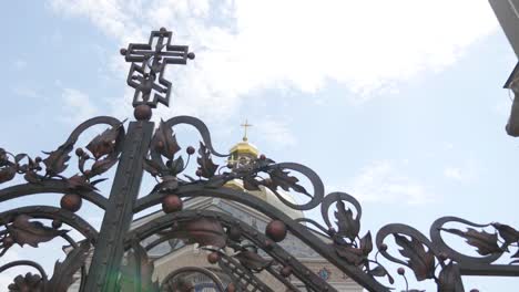 Wunderschöne-orthodoxe-Kirche-vor-dem-Hintergrund-des-strahlend-blauen-Himmel