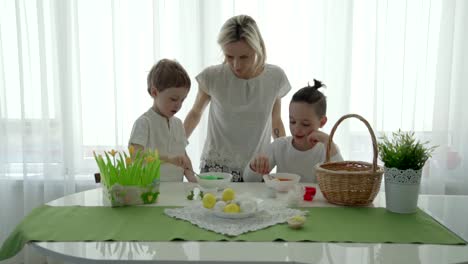 Frohe-Ostern!-Mutter-und-Kinder-Spaß-Bemalen-und-dekorieren-Eier-für-Urlaub