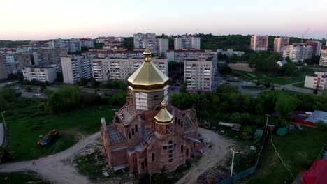 Luftaufnahme-des-errichteten-Kirche-in-Lemberg,-Ukraine.