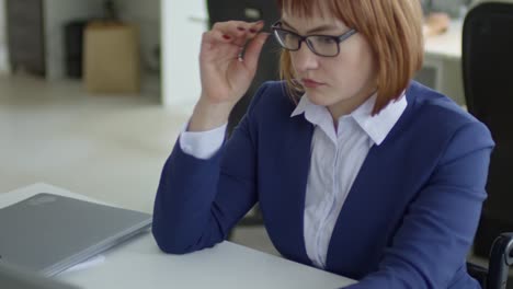 Smart-Business-señora-en-silla-de-ruedas-escribiendo-en-la-Laptop