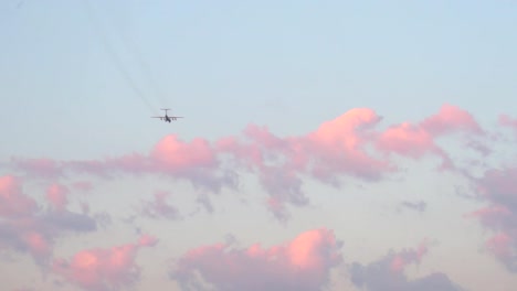 El-avión-vuela-en-el-cielo-al-atardecer.