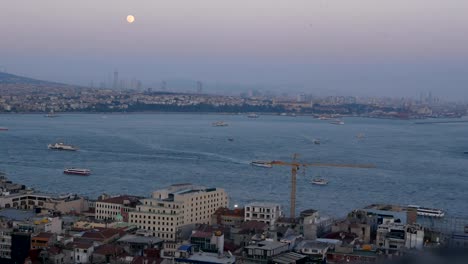 Sonnenuntergang-Meer-Schiff-Stadt