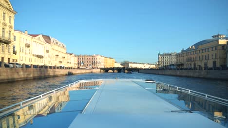 Excursiones-acuáticas-a-lo-largo-de-los-ríos-y-canales-de-San-Petersburgo.