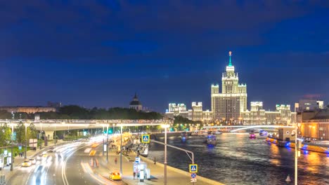 Moskau-Stadt-Skyline-von-Tag-zu-Nacht-Zeitraffer-am-Moskwa-Fluss-und-Kotelnicheskaya-Damm-Gebäude,-Moskau-Russland-4K-Zeitraffer