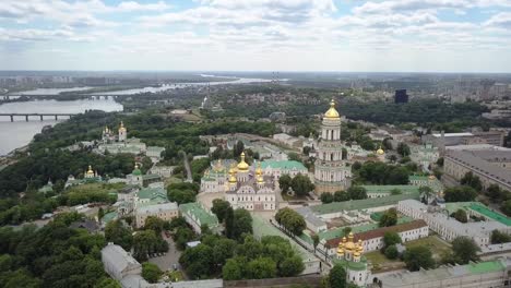 Vista-aérea-del-monasterio-de-Kiev-Pechersk-Lavra-ucraniano-ortodoxo