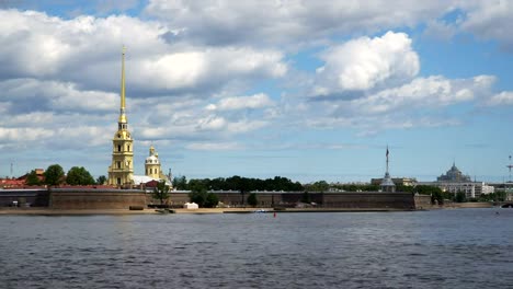 Zeitraffer...-Peter-und-Paul-Fortress-und-das-Panorama-der-Newa-in-der-historischen-Zentrum-Sankt-Petersburg,-Russland.