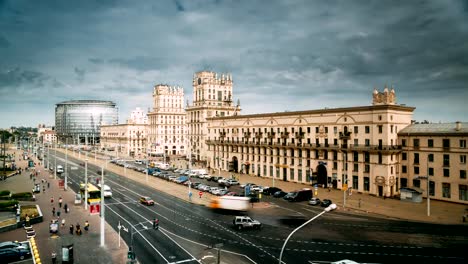 Minsk,-Bielorrusia.-Dos-famosos-edificios-torres---puertas-de-Minsk,-Plaza-de-la-estación.-Herencia-soviética