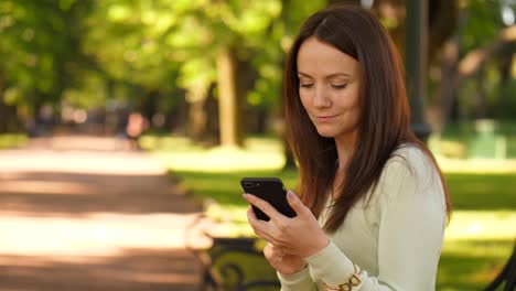 Attraktive-Frau-im-Chat-und-SMS-in-smartphone