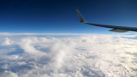 Flug-über-Wolken-und-Flugzeugflügel-in-4K