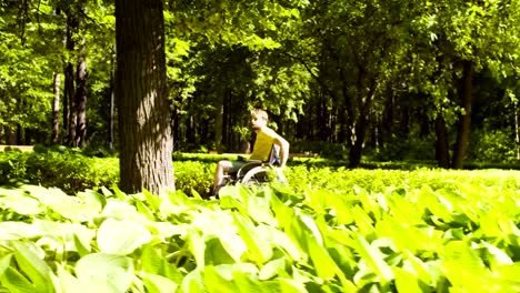 Porträt-von-glücklichen-jungen-deaktivieren-Mann-bei-einem-Spaziergang-im-park