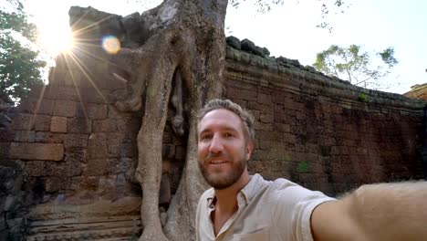 Reisen-Sie-jungen-Mann-unter-Selfie-Porträt-im-antiken-Tempel