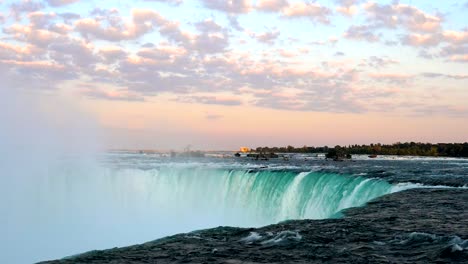 Atemberaubenden-Niagara-Falls-Wasserfall-und-bunten-Himmel-im-Morgengrauen