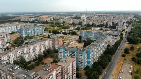 Vista-aérea-de-edificios-residenciales-de-varios-pisos-en-la-ciudad