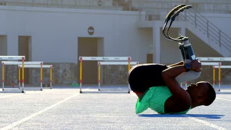 Behinderte-Menschen,-die-athletische-Training-auf-einem-Laufband-4k