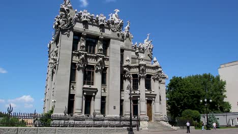 Govt-center-casa-de-quimeras-Kiev-Ucrania