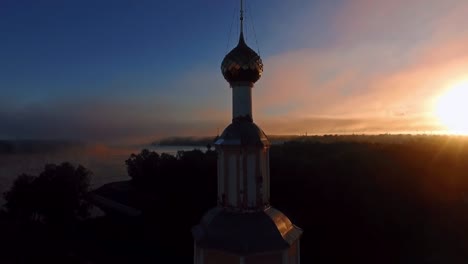 Vista-del-amanecer-de-Uglich-en-Río-de-Volga,-Rusia