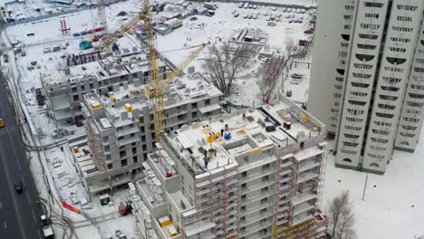 Vista-aérea-del-sitio-de-construcción-del-edificio-en-invierno