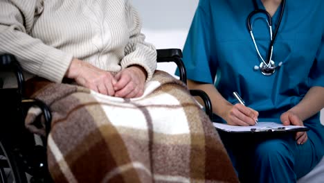 Médico-de-paciente-de-visitantes-mayor-llamada-en-casa,-escribiendo-en-registros-médicos