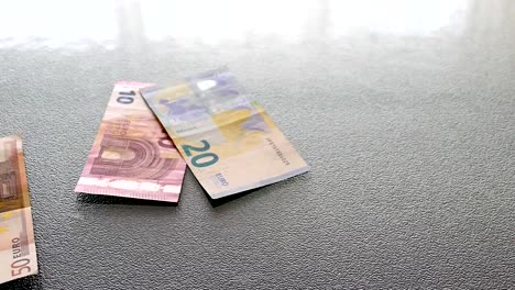 Billetes-de-euro-SLO-MO-cae-sobre-la-mesa