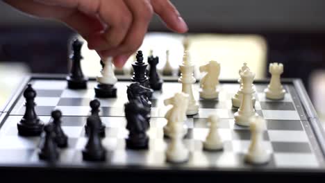 Unternehmer-spielen-Schach-mit-einem-schwarzen-König.-Den-gegnerischen-König-zu-töten.-Strategien-zu-tun-Geschäft-mit-als-Hintergrund-Geschäftskonzept-und-Strategiekonzept