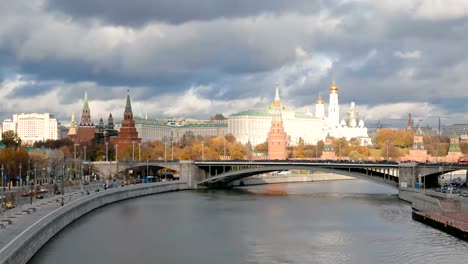 Timelapse-del-Kremlin-de-Moscú-y-el-río-Moskva-con-cruceros,-Rusia