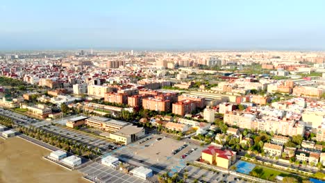 Valencia-desde-la-vista-de-pájaro.-Vista-aérea.-El-magnífico-panorama-de-la-ciudad-desde-la-altitud.-Valencia-es-una-ciudad-turística-por-la-mañana