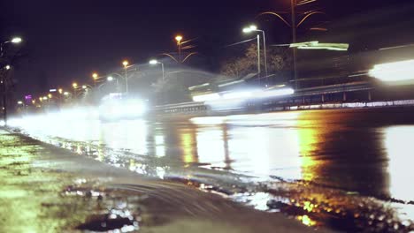 una-corriente-interminable-de-coches-en-la-húmeda.-tráfico-vial