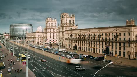 Minsk,-Bielorrusia.-Dos-edificios-famosos-Torres-puertas-de-Minsk,-Plaza-de-la-estación.-Patrimonio-soviético