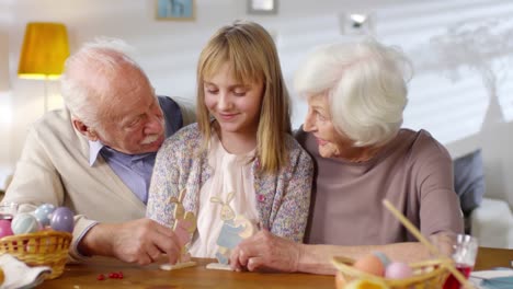 Abuelos-riendo-y-sonriendo-mientras-juegan-con-nieta